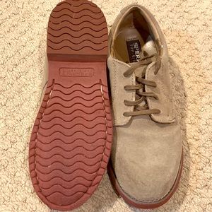 Sperry Top Sider Suede Bucks
Boys size 3.5 Like New!! - Worn once
